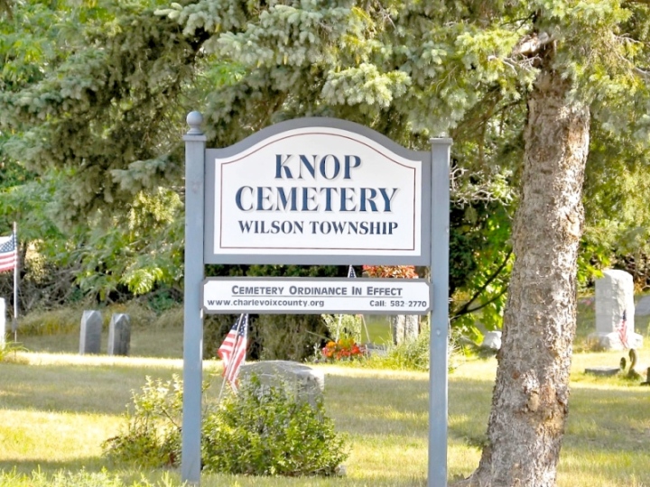 Knop Cemetery SignEntrance